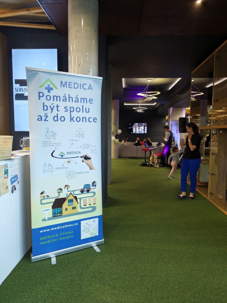 Vojtěch Špiller hraje na benefičním koncertu v Golf Aréně Třinec
